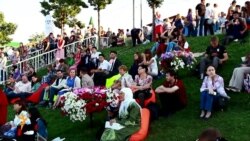 Татар яшьләре Казанда Печән базарын җанландыра