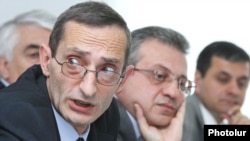 Армения - Председатель Национальной комиссии по телевидению и радио Армении Григор Амалян (слева) во время обсуждения вопроса телекомпании «Кентрон», Ереван, 11 мая 2012 г. 