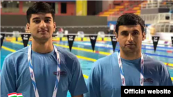 Саддам Рамзиёрзода (аз чап) бо сармураббии дастаи мунтахаби Тоҷикистон оид ба шиноварӣ Алишер Чингизов.