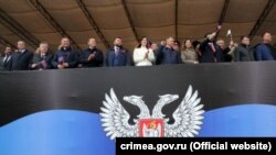 Донеччан майже не цікавить, що робить окупаційна адміністрація та що показують її медіа: їх цікавлять блокпости українські банківські картки. На фото – делегація з окупованого Криму на святкуванні річниці псевдореферендуму про відділення Донецька від України