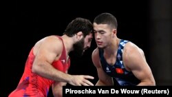 Акжол Махмудов армениялык атаандашы Карапет Чальянды жарым финалда 6:2 эсебинде жеңди.