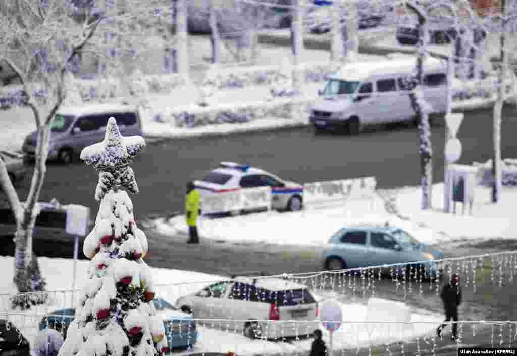 Ал эми жол чырактардын иштебей калышына да түндө жааган кар себепкер экенин &ldquo;Түндүкэлектр&rdquo; ишканасынын маалымат катчысы&nbsp;Гуля Мураталиева&ldquo;Азаттыкка&rdquo; билдирди.