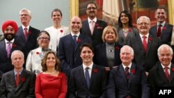 Новий канадський уряд після присяги у Рідо-Холлі в Оттаві. 4 листопада 2015 року