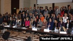 Иштирокдорони нишасте дар мавриди ҳуқуқи занон дар Душанбе. 29-уми апрели соли 2013.