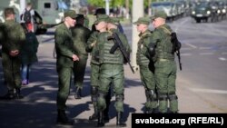 Архіўнае ілюстрацыйнае фота. Беларускія вайскоўцы са зброяй 