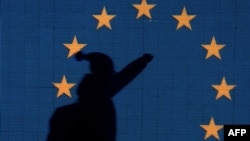 Украина - Тень проевропейски настроенного демонстранта на флаге ЕС, Киев, 27 ноября 2013 г. 