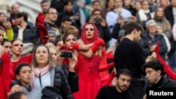 یک اجرای هنری در رم برای آگاهی‌رسانی در «روز جهانی منع خشونت علیه زنان»، ۴ آذرماه