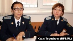 Дарига Кыжирова (слева) и Акмарал Омашева, прокуроры Алмалинской районной прокуратуры, представляющие иск прокурора Алматы против  партии "Алга". Алматы, 29 ноября 2012 года.
