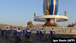 Aşgabatda welosipede dikilen ýadygärligiň döwlet býujetine 22 million 424 müň manada, resmi kurs boýunça 6 million 407 müň dollara düşendigi aýdylýar.