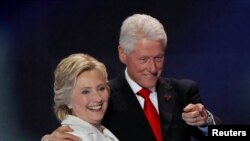 Кандидат у президенти США від демократів Гілларі Клінтон і її чоловік, колишній президент США Білл Клінтон, 28 липня 2016 року