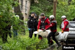 Эвакуацыя ахвяры расейскага паветранага нападу на Кіеў. 7 траўня 2025 году