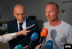 Росен Христов (вдясно) и адвокатът му Людмил Рангелов говорят пред медиите лед края на разпита му, 10 юли 2024 г.