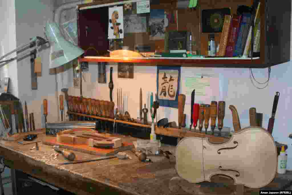 Турат Акунов, кыргызский мастер музыкальных инструментов. Дважды в год Мумбайский городской оркестр (Индия) поручает ему реставрацию своих инструментов.