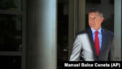 مایکل فلین در دسامبر ۲۰۱۷ اعتراف کرد که به ماموران اف‌بی‌آی در مورد گفت‌وگوهایش با سرگئی کیسلیاک سفیر وقت روسیه در واشینگتن دروغ گفته است.