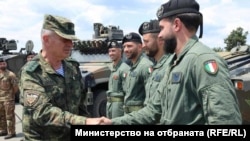 Председателят на военния комитет на НАТО адмирал Джузепе Каво Драгоне се среща с военните от многонационалната бойна грипа, разположена в България, 15 юли 2025 г.