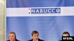 Будапештда тўпланган Европа сиëсатчилари ва сармоядорлари¸ Россияга қарамликдан қутқазиши кутилаëтган "Набукко" лойиҳасига қўшиладиган давлатларнинг сиëсий барқарорлигини¸ айниқса¸ жиддий муҳокама қилишди.