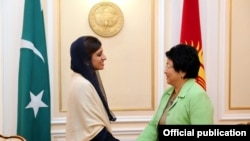 Во время встречи Розы Отунбаевой и Хины Раббани Кхар в Бишкеке, октябрь 2011 г.