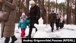 Зимой жители Дербышек "обнимали" свои леса. чтобы спасти их от застроек