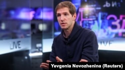 Dozhd TV's editor in chief, Tikhon Dzyadko, announced the Dutch approval of the broadcast license on Telegram. (file photo)