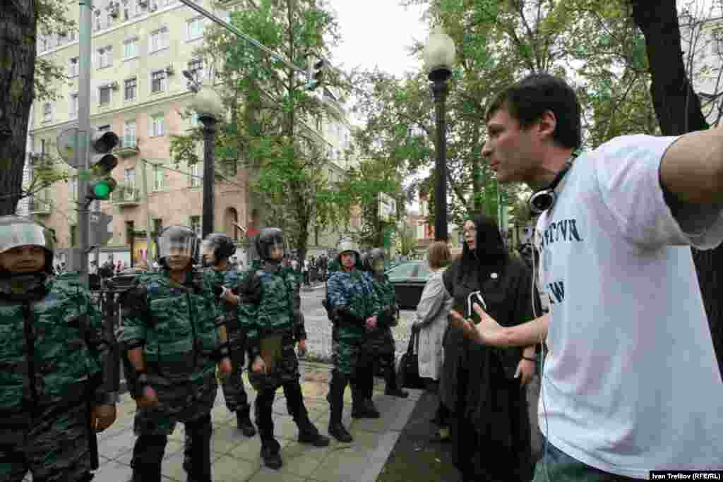 Тверь бульварын япкан ОМОН белән аңлашырга тырышу