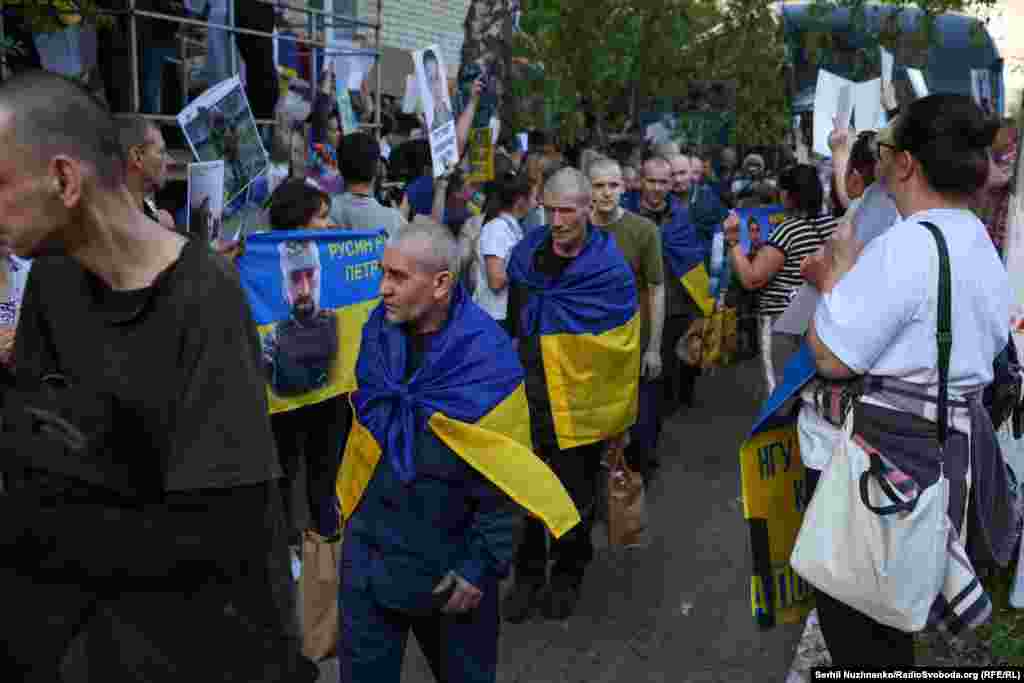 Звільнені з полону РФ українські військові.23 травня з російського полону повернулися 270 військових та 120 цивільних, повідомили в координаційному штабі з питань поводження з військовополоненими.«Додому повертаються 270 Захисників – це військовослужбовці ЗСУ, зокрема ВМС, ДШВ, Сил ТрО, а також Національної гвардії України та Державної прикордонної служби України»