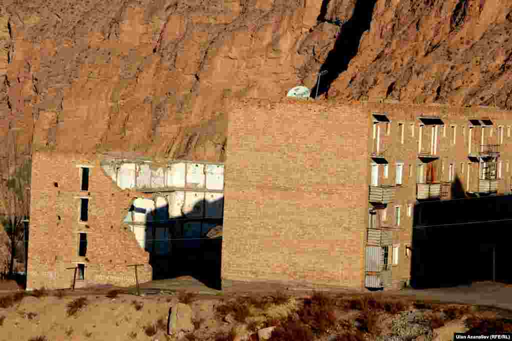 Надпись на стене дома &quot;Опасно!&quot;