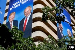 Передвиборчий плакат в Ізраїлі зображає Беньяміна Нетаньягу зі світовими лідерами, фото від 28 липня 2019 року