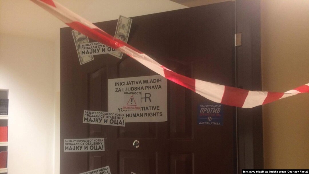 Na porukama je ispisano „Za šaku Soroševog novca prodali su otadžbinu, majku i oca“