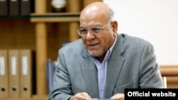 اصغر فخریه کاشان، مشکلات بانکی در صدور ضمانت نامه، را دلیل اصلی تاخیر در تحویل بوئینگ خریداری شده ایران ایر اعلام کرد