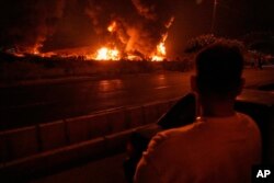 Тегеран маңындағы мұнай сақтау орны өртенген сәт. 15 маусым 2025 жыл.