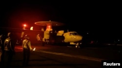 Йемендеги аскердик операцияга катышып жаткан учак. 2024-жылдын 12-январы.