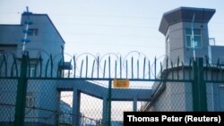 Огороженная территория, за которой находится предполагаемый  «лагерь перевоспитания». Синьцзян, 2018 год.