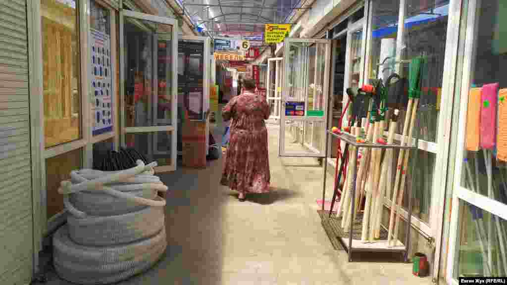 В рядах павильонов на рынке &laquo;Южный&raquo;, где торгуют&nbsp; строительными товарами и материалами