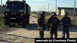 Полицияға шабуыл жасады деген күдіктілерді ұстау операциясы. Атырау, 21 қыркүйек 2012 жыл. (Фото "Ақжайық" сайтынан алынды).