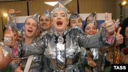 Verka Serdüçka (Andriy Danılko) yılbaş muzıkalı şousında. Kyiv, 2007 senesi noyabrniñ 15-i 