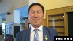 Өмүрзак Төлөбеков.