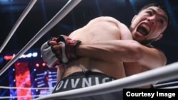 Беттешүүдө.