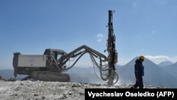 Кыргызстандагы кен казган компаниялардын биринин жумушчусу. 