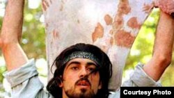 احمد باطبی، به دليل انتشار عکسی با پيراهنی خونين، ابتدا به اعدام محکوم شد، اما اين حکم بعدا تقليل يافت.