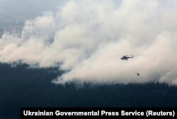 Гелікоптер гасить пожежу на Луганщині. 2 жовтня 2020 року