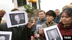 К Храму Христа Спасителя люди приходят с цветами и портретами первого президента России