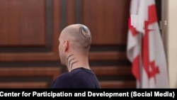 У одного из обвиняемых татуировка на черепе – паук и слово, в переводе с английского похожее на «Зло»