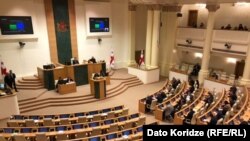 В отличие от прошлогоднего бюджета, вызвавшего бурную полемику, нынешний был обсужден при почти пустом зале