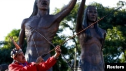 Николас Мадуро на празднике «День сопротивления коренных народов» готовится к возможному вторжению войск США. Каракас, 12 октября 2025 года