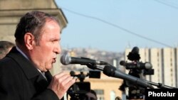 Лидер оппозиционного Армянского Национального Конгресса Левон Тер-Петросян обращается к участникам митинга, Ереван, 17 марта 2011 г.
