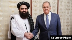 Външният министър на правителството на талибаните в Афганистан Амир Хан Мутаки и руският му колега Сергей Лавров по време на среща от 2024 г.