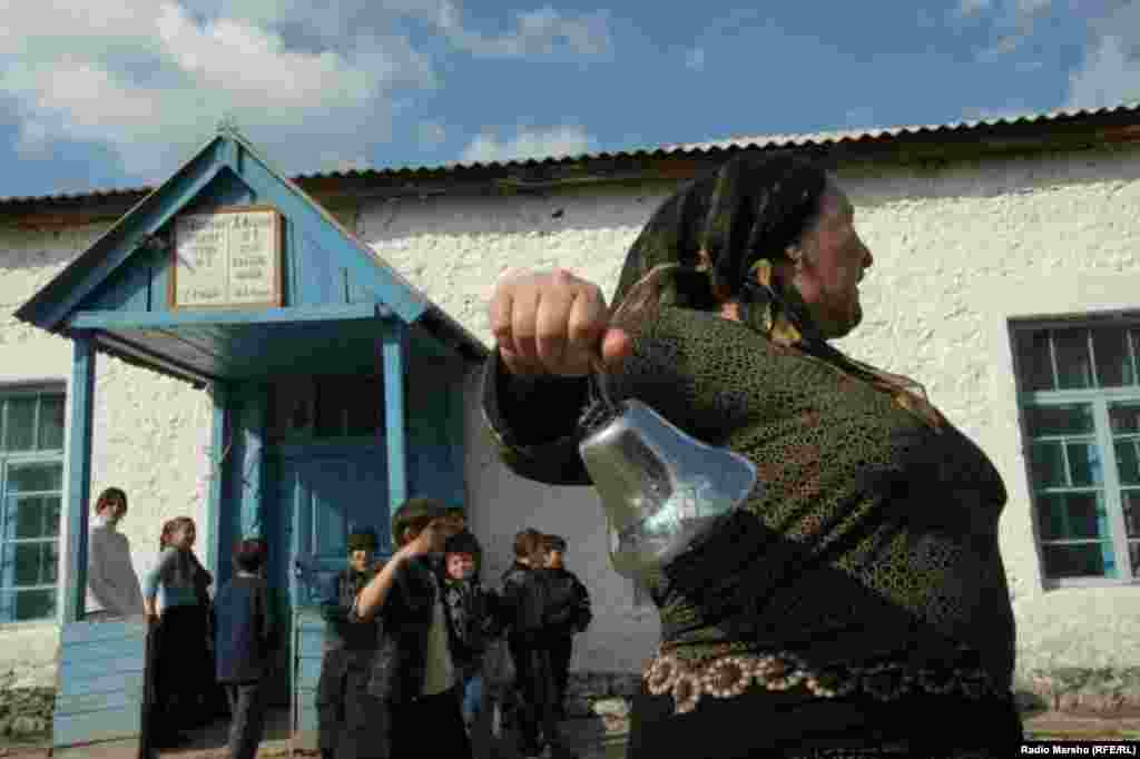 1 сентябрьдә Чечнянең Дишны-Ведено авылында балалар мәктәпкә бара.