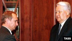 Президент России Борис Ельцин (справа) и премьер-министр России Владимир Путин в Кремле. 31 декабря 1999 года.