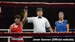 Кыз-келиндер арасында 60 килого чейинки салмакта жеңүүчү Үмүтай Айтиева. 22-ноябрь, 2015-ж.