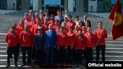 Рио олимпиадасына аттанган кыргыз спортчулары президент менен.